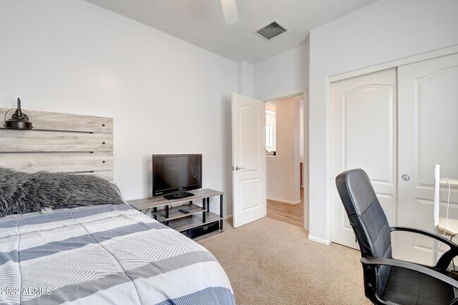 Building Photo - 1120 N Crosscreek Dr