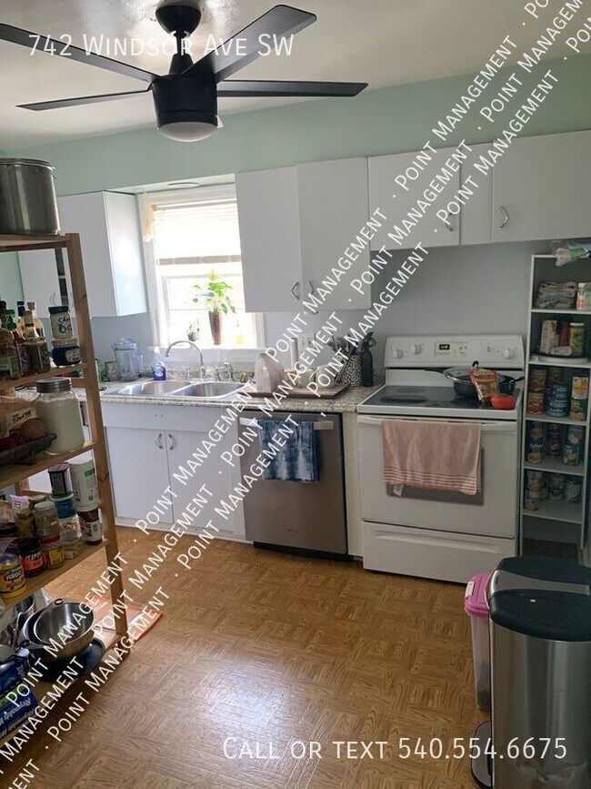 Building Photo - 742 Windsor Ave SW