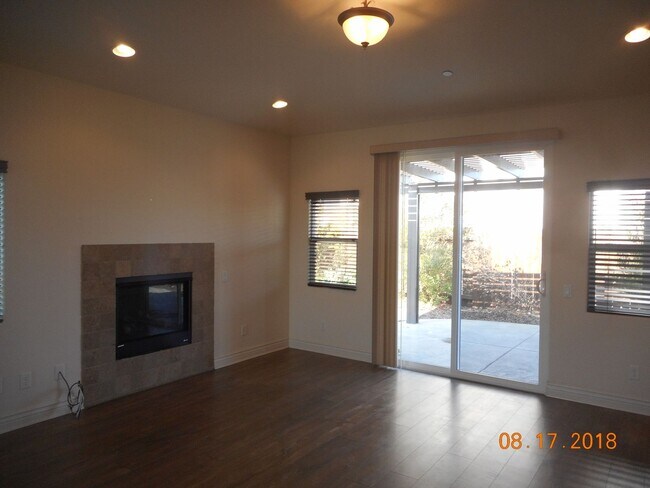 Building Photo - 305 Hampton Dr