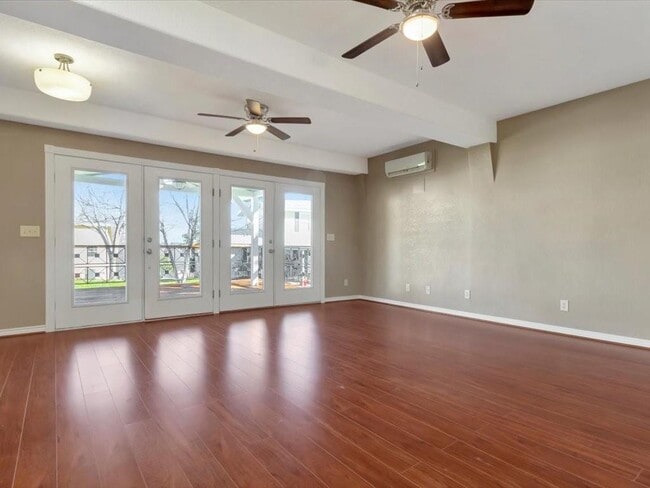 Building Photo - 825 Commodore Dr