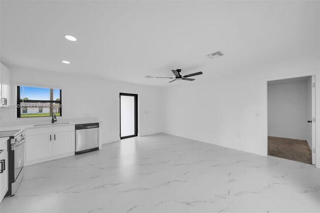Building Photo - 4986 Fairway Ct
