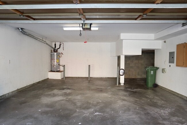 Building Photo - Remodeled 3-bedroom townhome in Fremont – ...