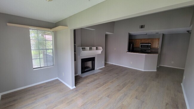 Building Photo - Gated, Updated 2 bedroom, 1 bath Condo in ...