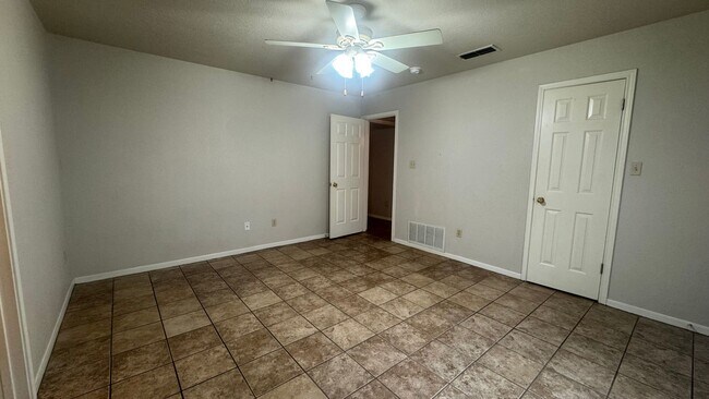 Building Photo - 3 Bedroom Home Conveniently Located off Stan Schlueter in Killeen