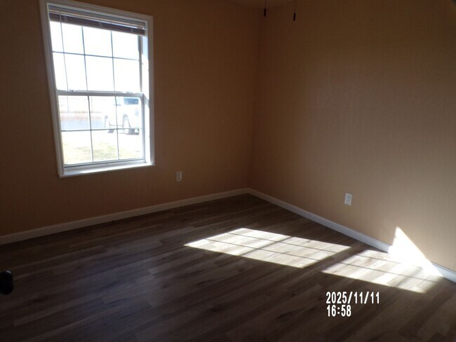 Building Photo - home located close to Bishop School District