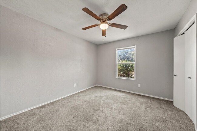 Building Photo - 705 Rosedale Dr