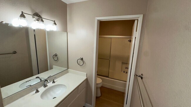 Building Photo - Large 1-bedroom