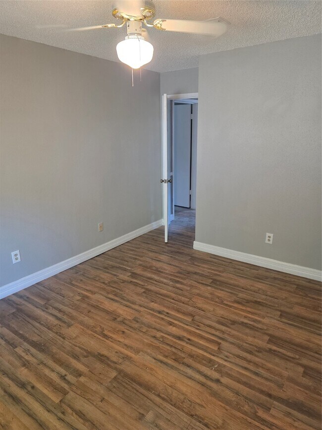 Building Photo - 3214 S Briar Knoll Dr