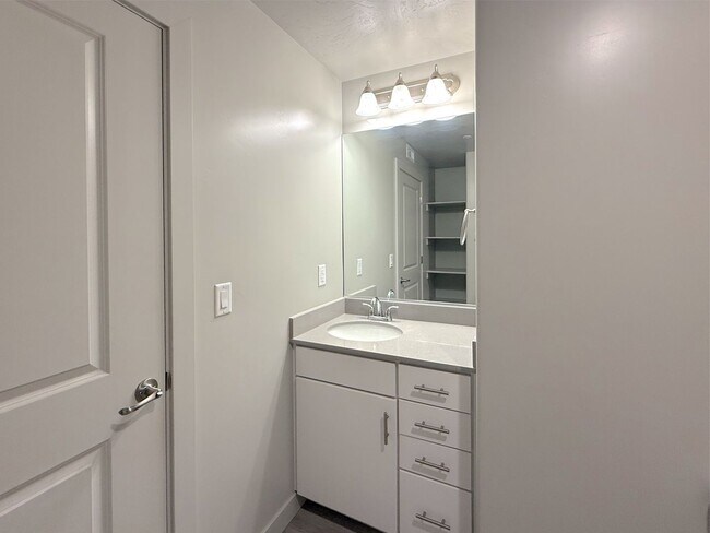 Building Photo - 2 bed, 1 bath Condo
