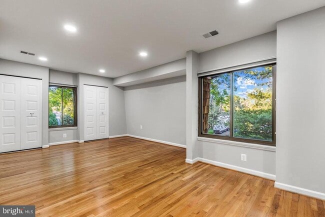 Building Photo - 4921 Sauquoit Ln