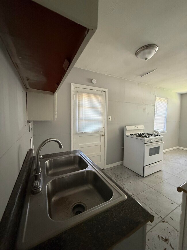 Building Photo - 2203 Stovall Ave