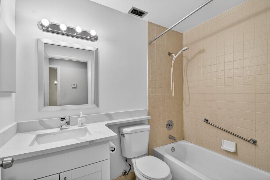 Building Photo - 704 Sunny Pine Way