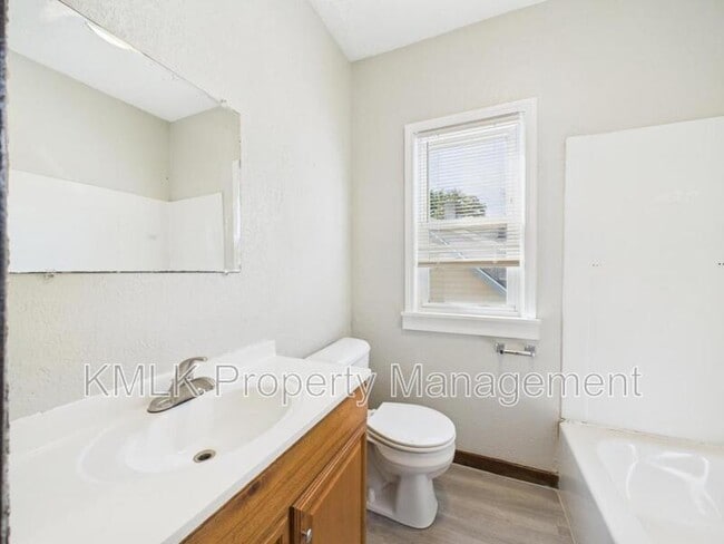 Building Photo - 533 Gage St