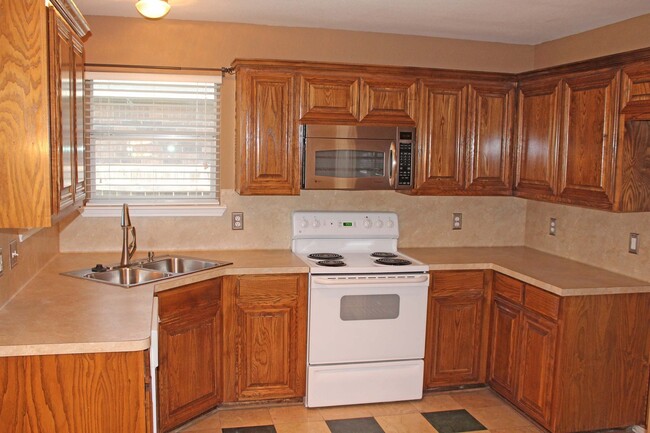 Building Photo - 4 Bedroom 2 Bath home for Lease