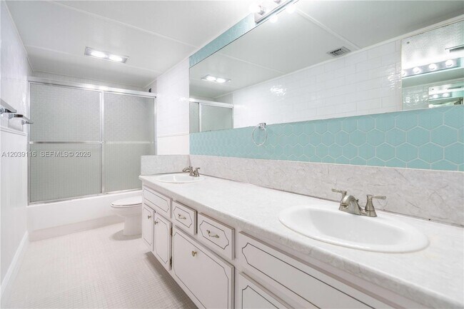 Building Photo - 9500 W Bay Harbor Dr