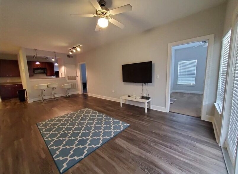 Building Photo - Room in Condo on Crossing Pl