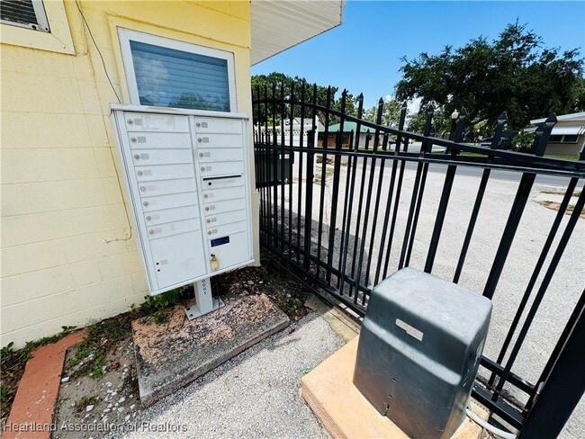 Building Photo - 2121 Lakeview Dr