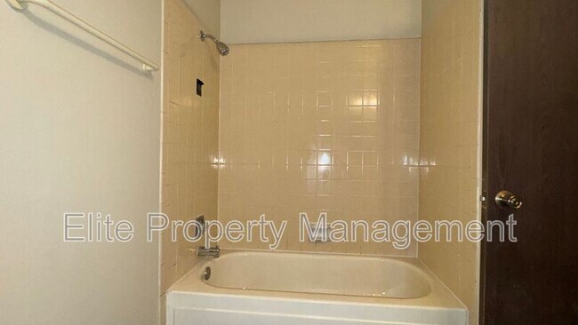 Building Photo - 25 Royal Crest Dr