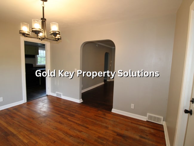 Building Photo - Adorable Brick 4 BR 1 BA House Near Golf C...