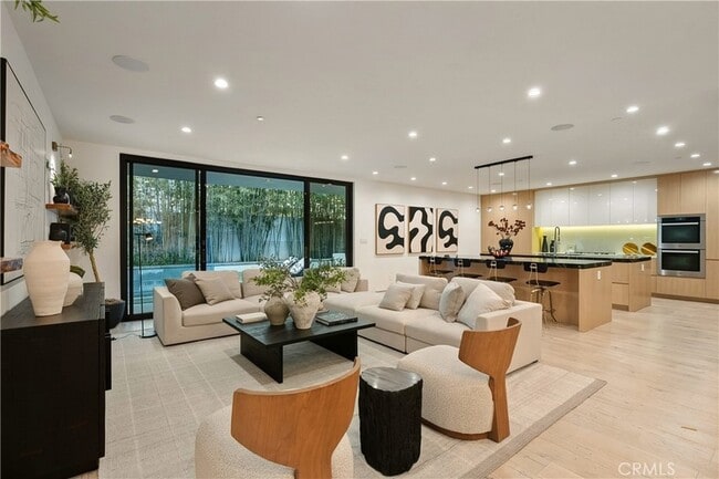 Building Photo - 4242 Vantage Ave