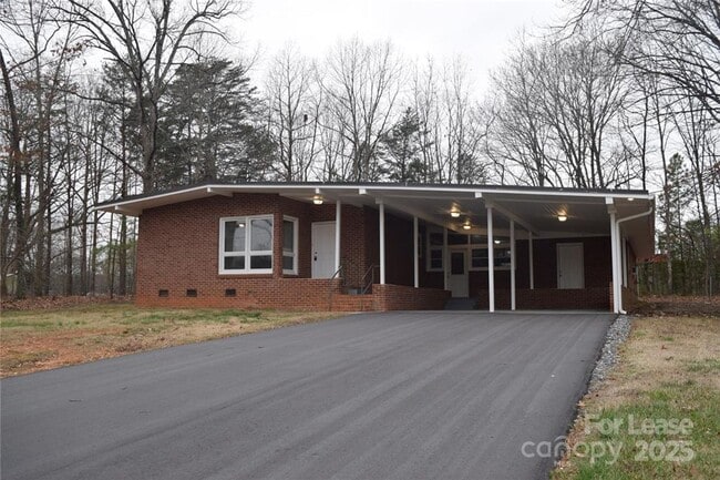 Primary Photo - Charming 3 Bed 2 Bath Brick Home with Reno...