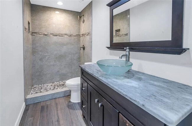 Building Photo - 251 SW Lincoln Cir N