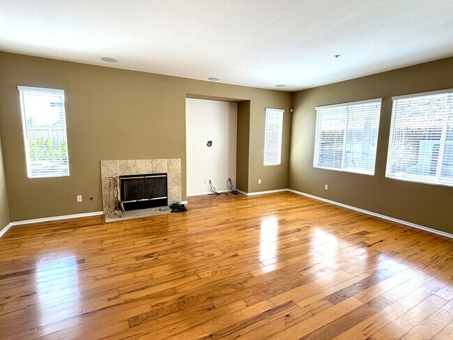 Building Photo - $500 OFF Move-In Special.....Executive Sty...