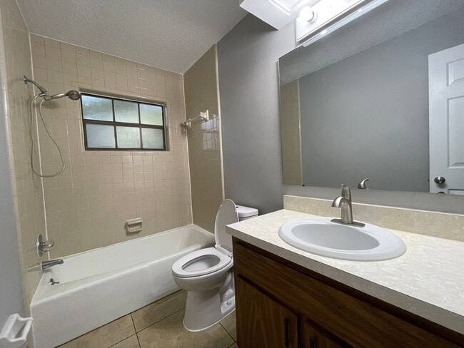 Building Photo - Clayton Duplex