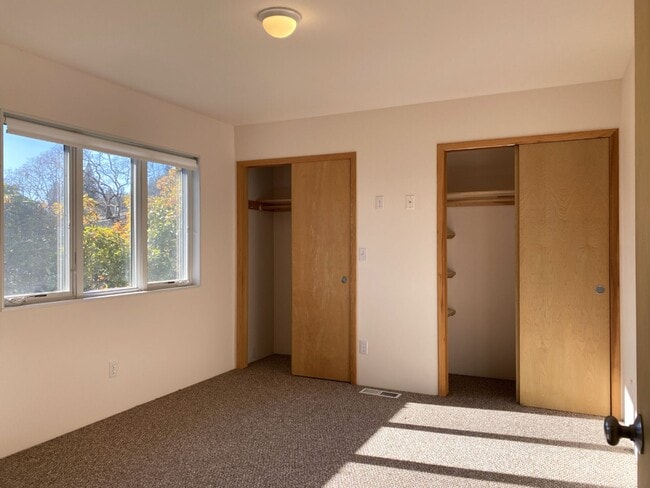 Building Photo - Townhouse On Private Drive In White Salmon, WA