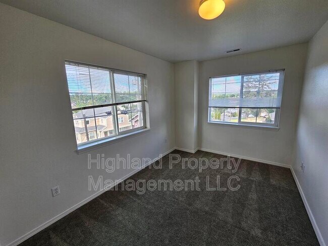 Building Photo - 316 NE Whitman St