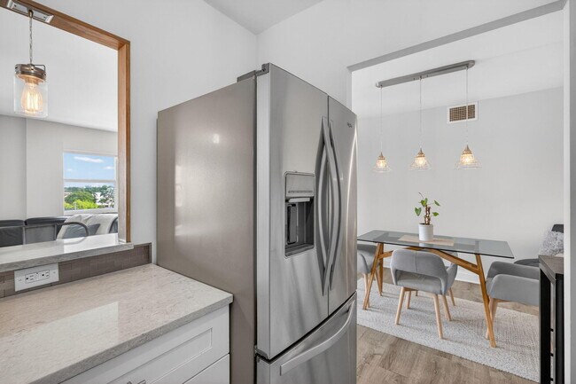 Building Photo - 2555 NE 11th St