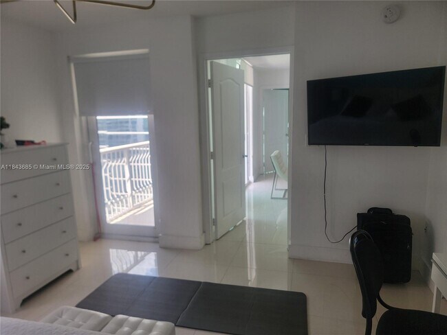 Building Photo - 1200 Brickell Bay Dr