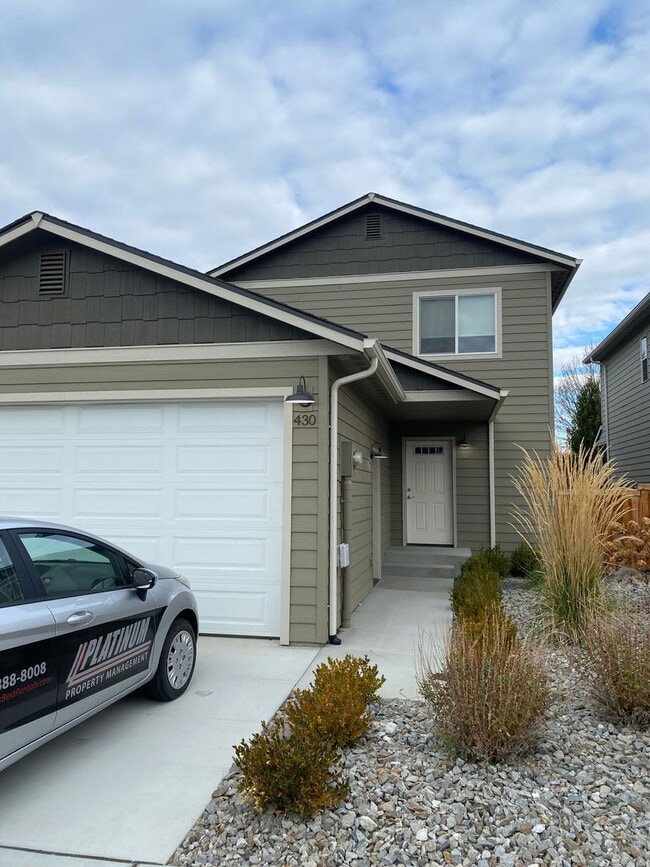 Building Photo - Beautiful 3 Bedroom 2.5  Bathroom Townhome w/ 2-car Garage - in the Eastmont School District!