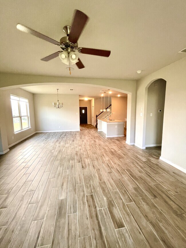 Building Photo - 15306 Comanche Grv