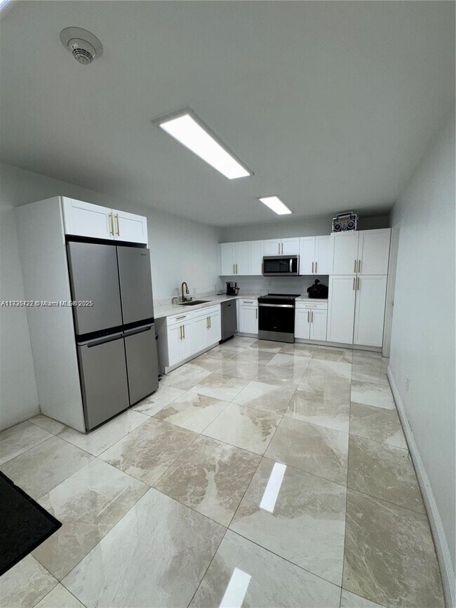 Building Photo - 5750 Collins Ave