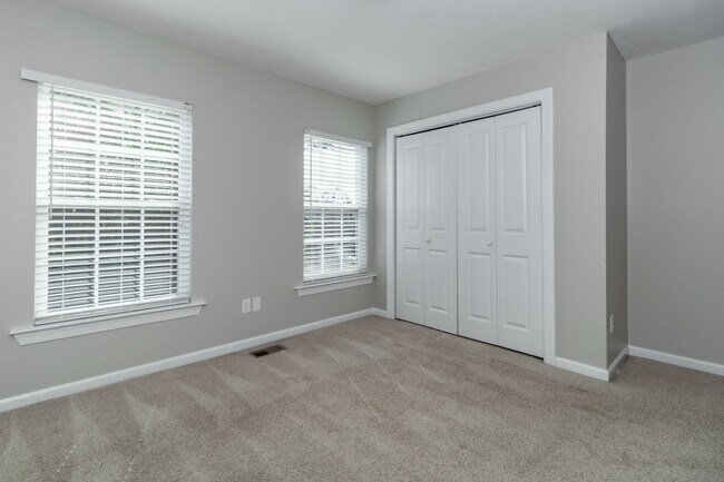 Building Photo - Large 3 bedroom (plus bonus), 2 1/2 bath home in Canterbury Farms!