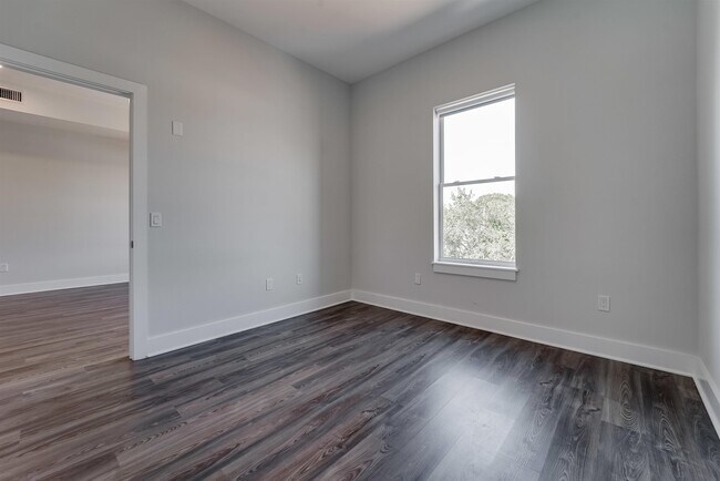 Building Photo - 660 Grand St