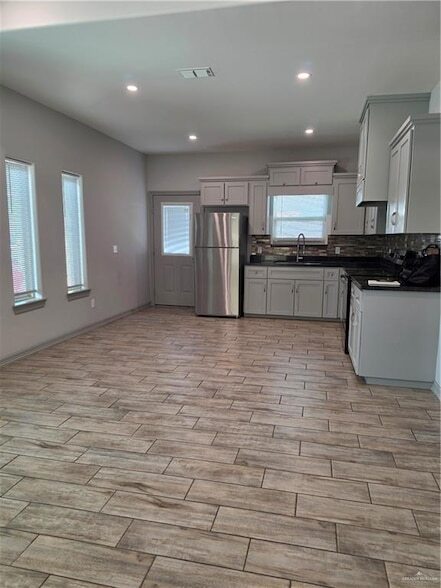 Building Photo - 5804 Nightingale Ave