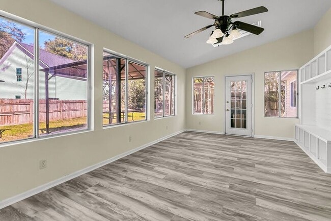 Building Photo - 121 Sully St