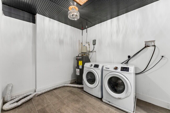 Building Photo - 2874 Grand Ave SW