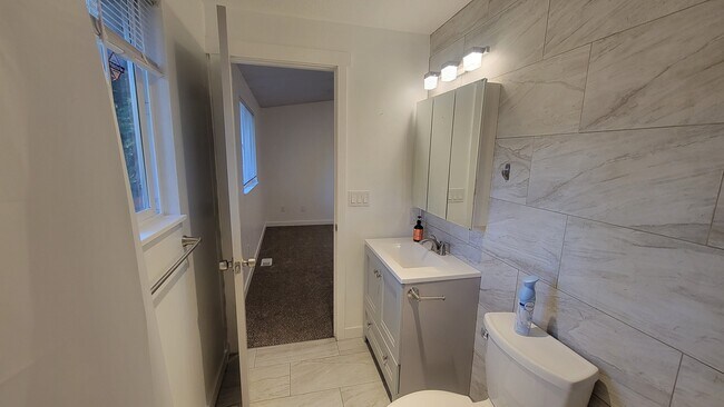 Master bathroom - 1423 85th Dr NE