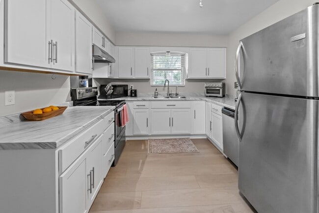 Building Photo - Charming 3-Bedroom Home on Savannah’s Southside with Covered Patio and Large Backyard