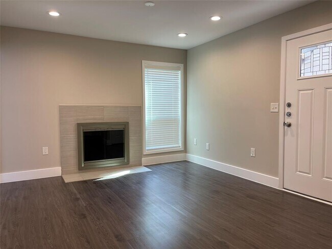 Building Photo - 935 La Posada Dr