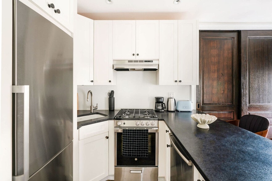 Building Photo - 10 5th Ave