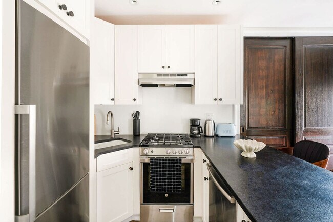 Building Photo - 10 5th Ave