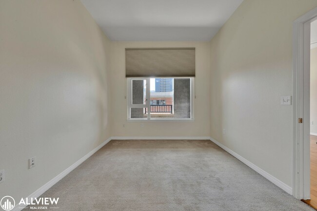 Building Photo - Location, Luxury, and Lifestyle – Top Floo...