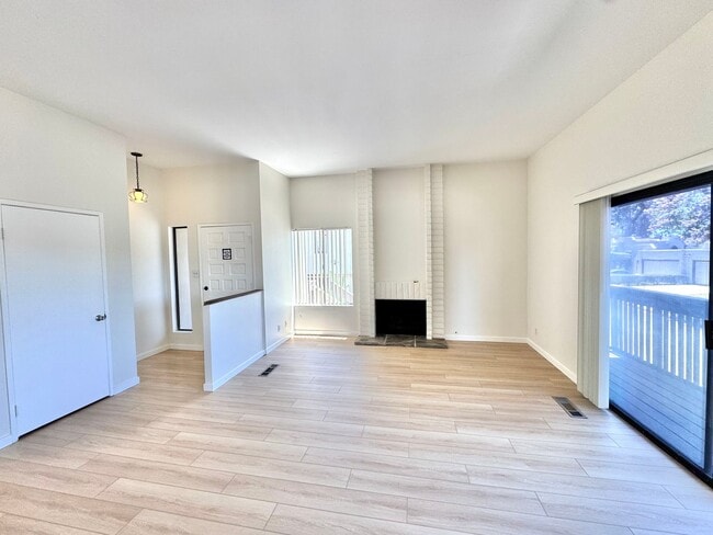Building Photo - AVAILABLE NOW: BIG College Area Townhome 4bd/2.5ba HUGE garage, AC, pool, W/D