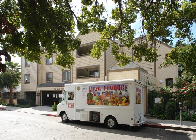 Building Photo - 402 W Halesworth St