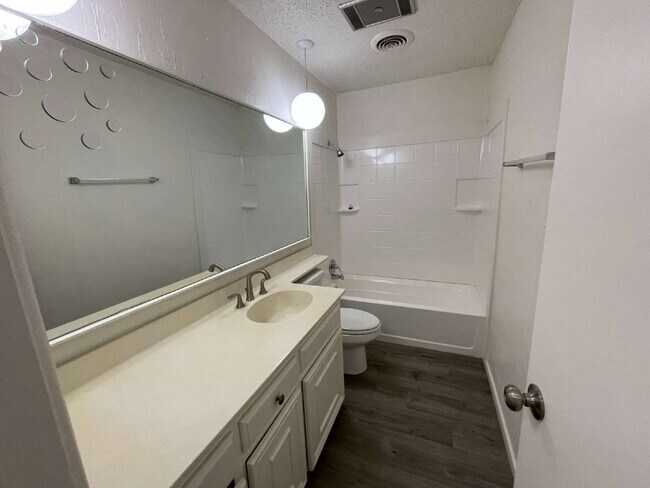 Building Photo - 2 bed 2 bath in an excellent southwest Lubbock location.