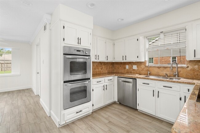 Building Photo - 560 Landfall Ln